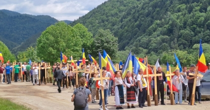 Elhelyezték a román szélsőségesek a fakereszteket az úzvölgyi temetőben